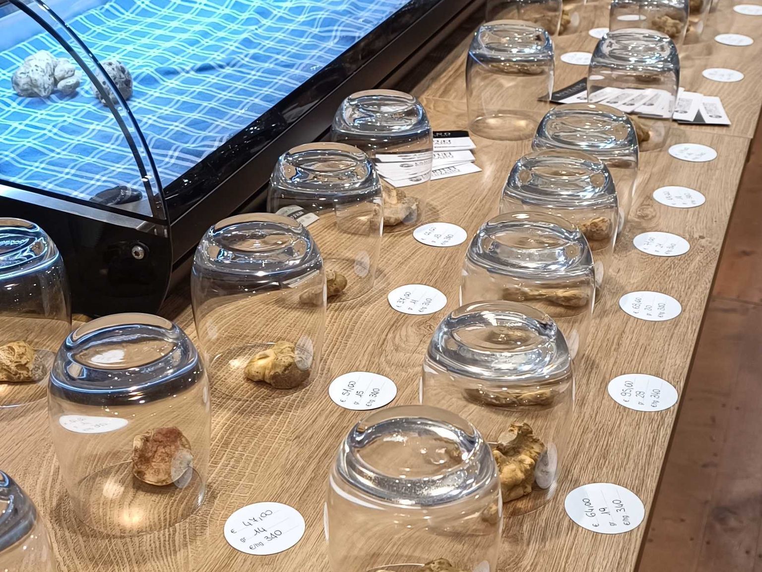 en display av burkar med vita tryfflar