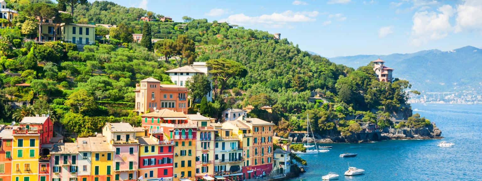 der er mange både i vandet nær bygningerne