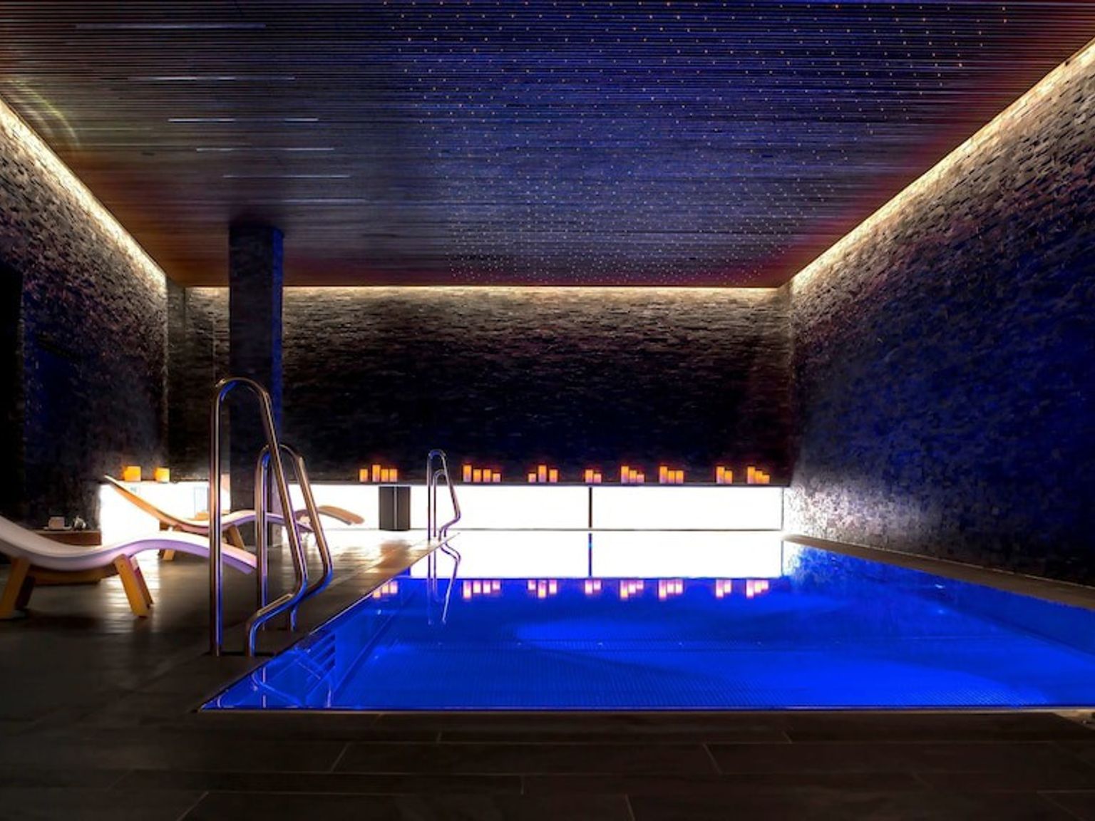 der er en stor swimmingpool i midten af rummet