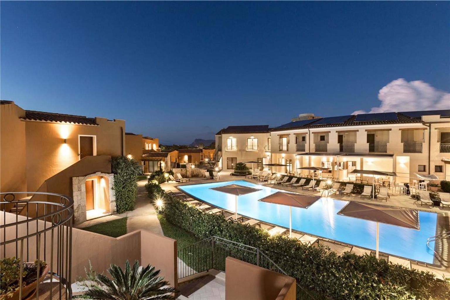 en flygvy av en stor swimmingpool omgiven av byggnader på natten