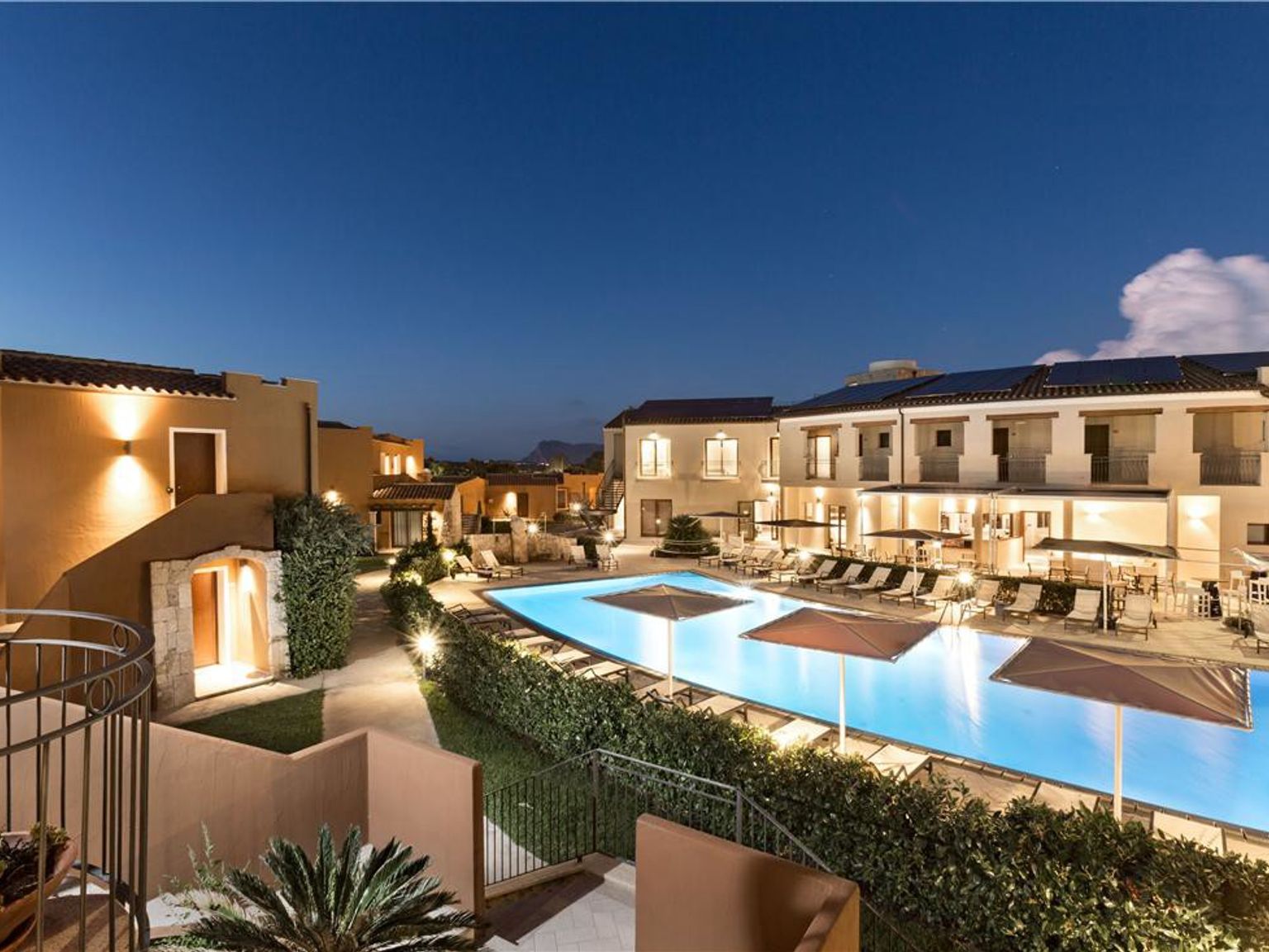 en flygvy av en stor swimmingpool omgiven av byggnader på natten