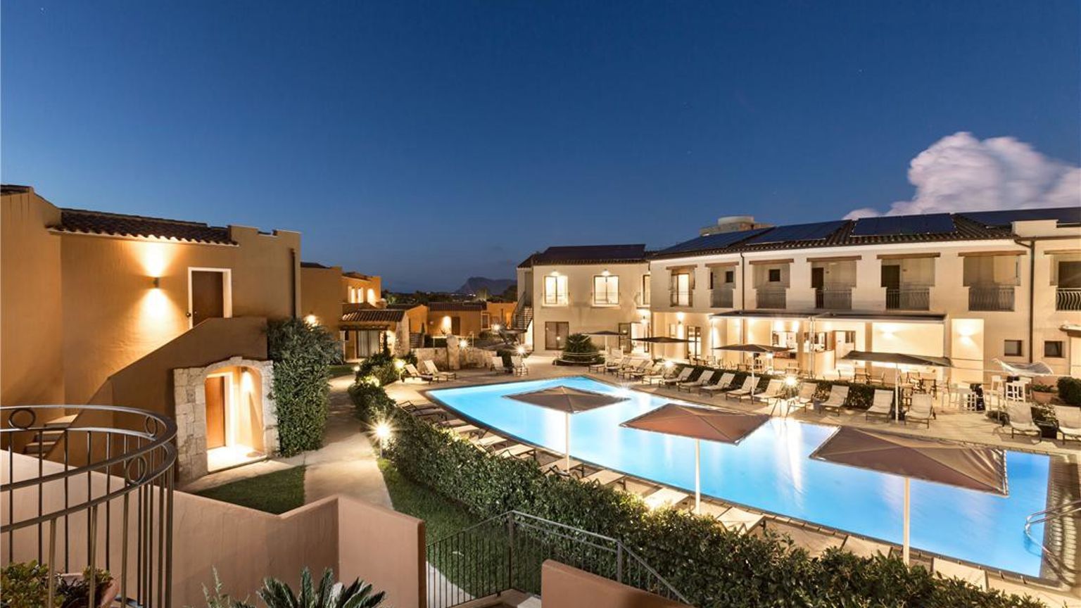 en flygvy av en stor swimmingpool omgiven av byggnader på natten