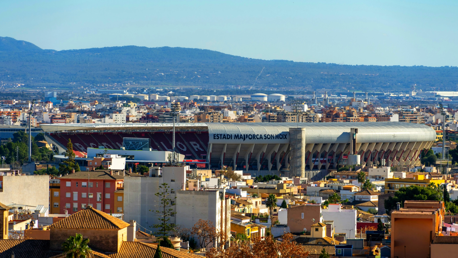 Estadio Estadi Mallorca Son Moix con vistas a una ciudad con montañas en la distancia.