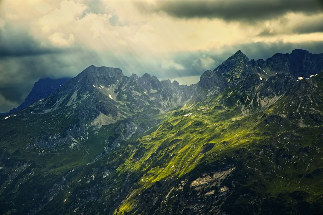 solen skinner gennem skyerne på bjergene.