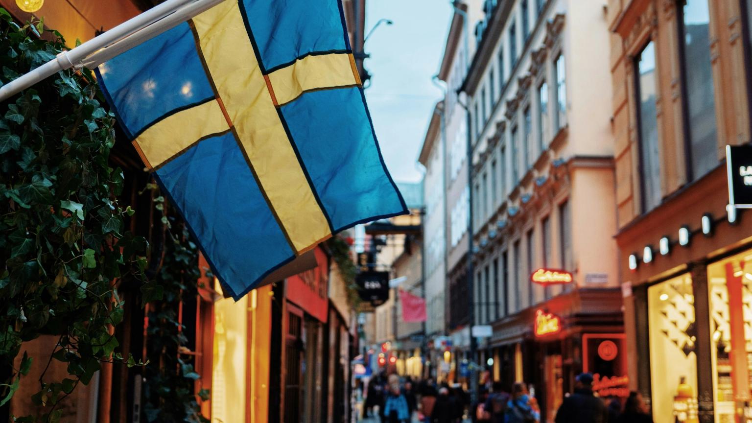 ett tecken som säger svensk sommarvåffel på det
