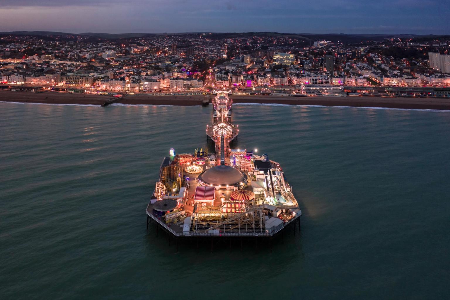 en flygvy över brighton pier på natten