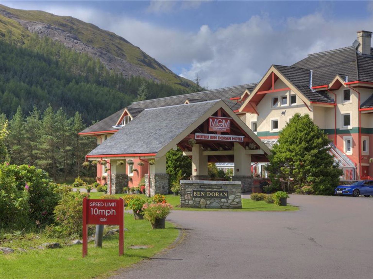 en stor bygning med en fartsgrense på 10 mph