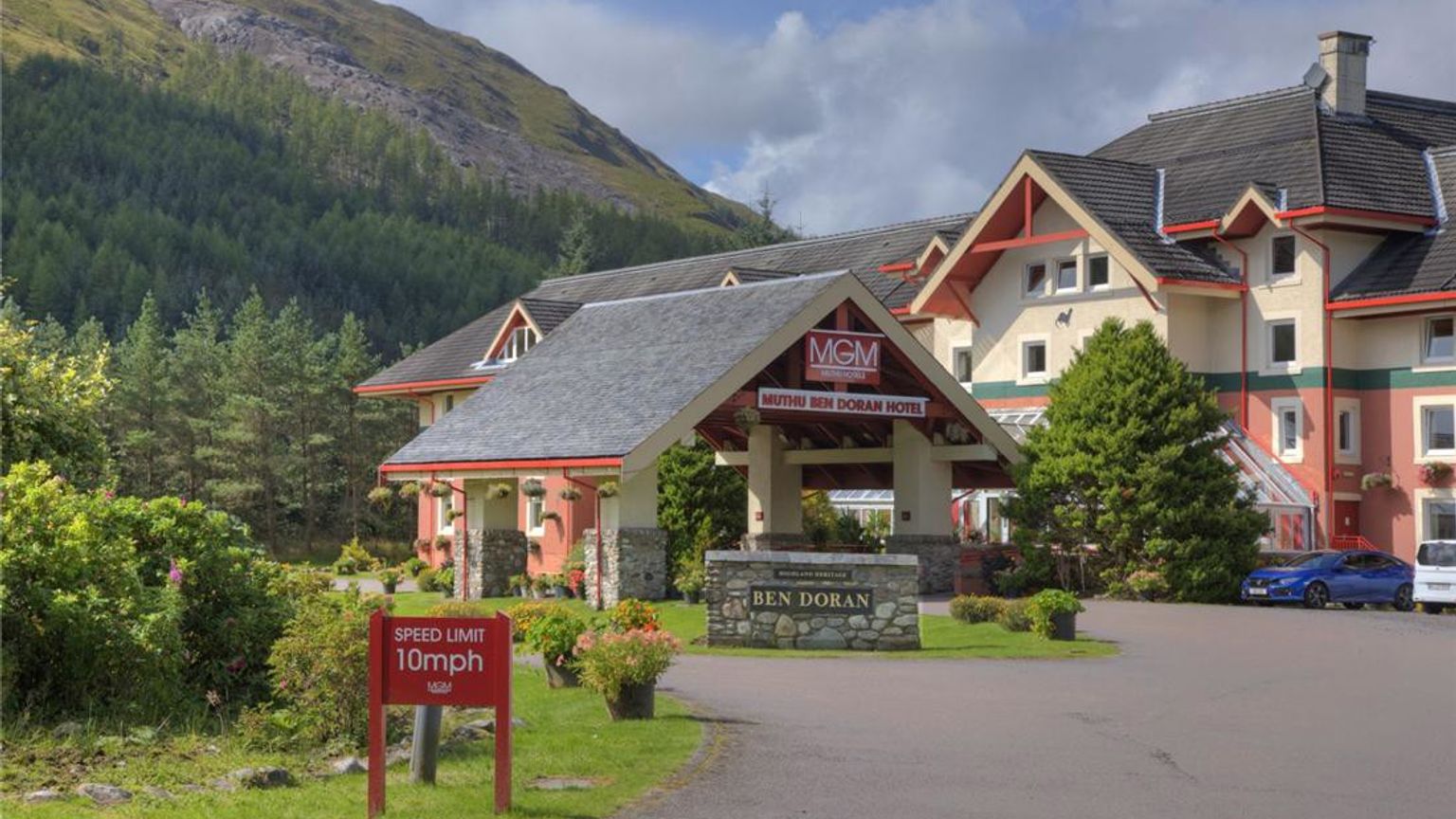 en stor bygning med en fartsgrense på 10 mph