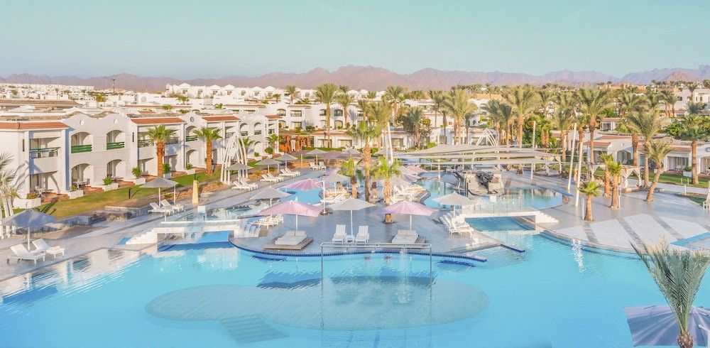 eine Luftaufnahme eines großen Schwimmbads in einem Resort