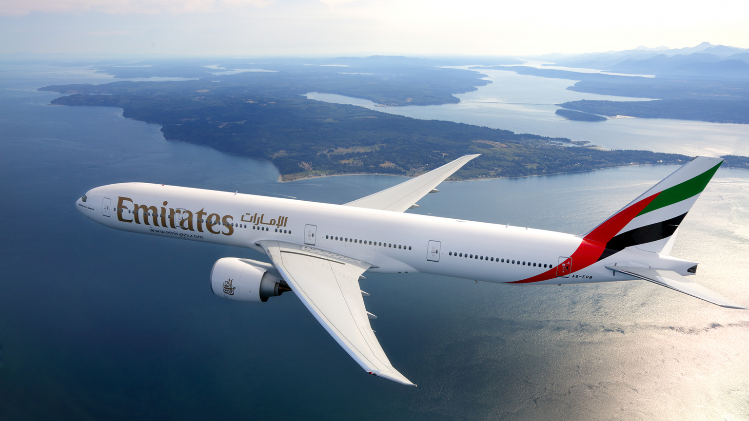 et emirates fly flyr over havet