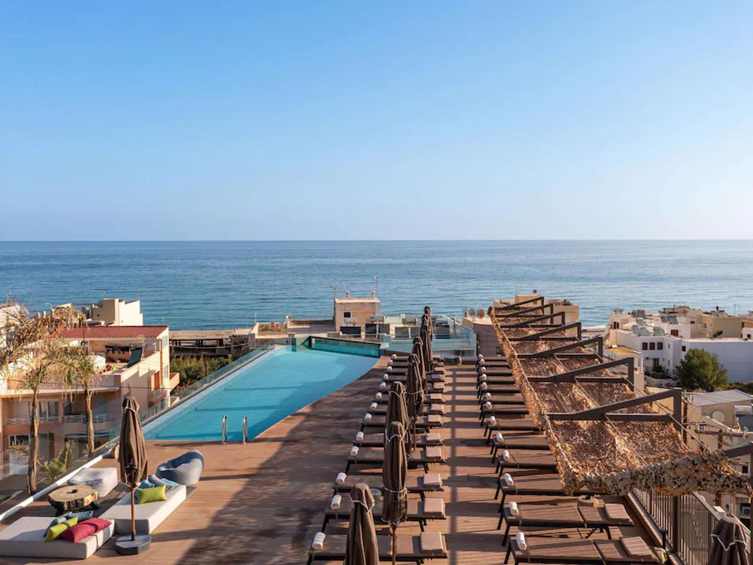 det er et stort svømmebasseng på taket av en bygning med utsikt over havet.