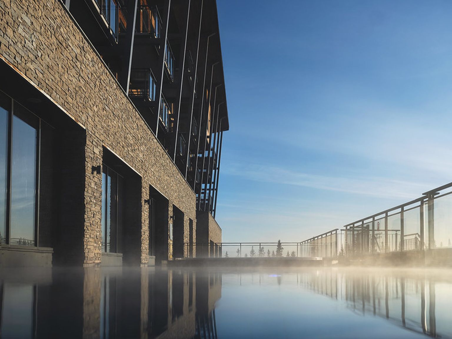 en stor bygning med et svømmebasseng foran den