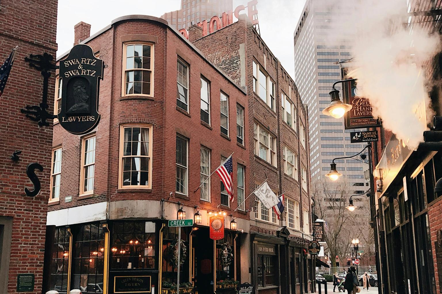 en kullerstensgata med ett skylt som säger 'rad ritz' på det