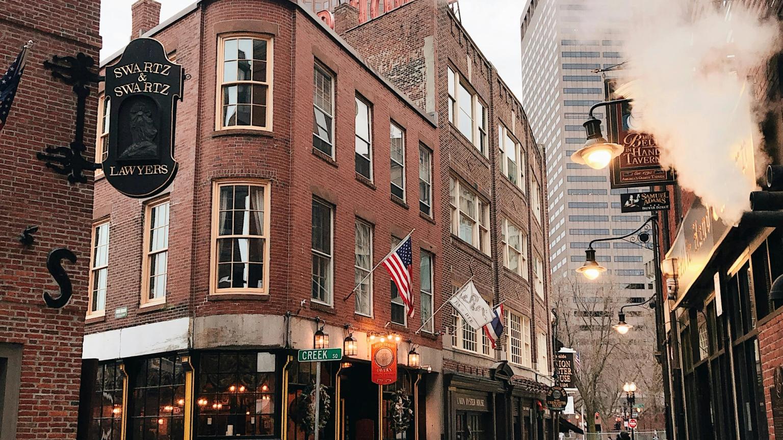 en kullerstensgata med ett skylt som säger 'rad ritz' på det