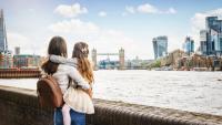 en kvinne og en liten jente ser på Themsen i London.