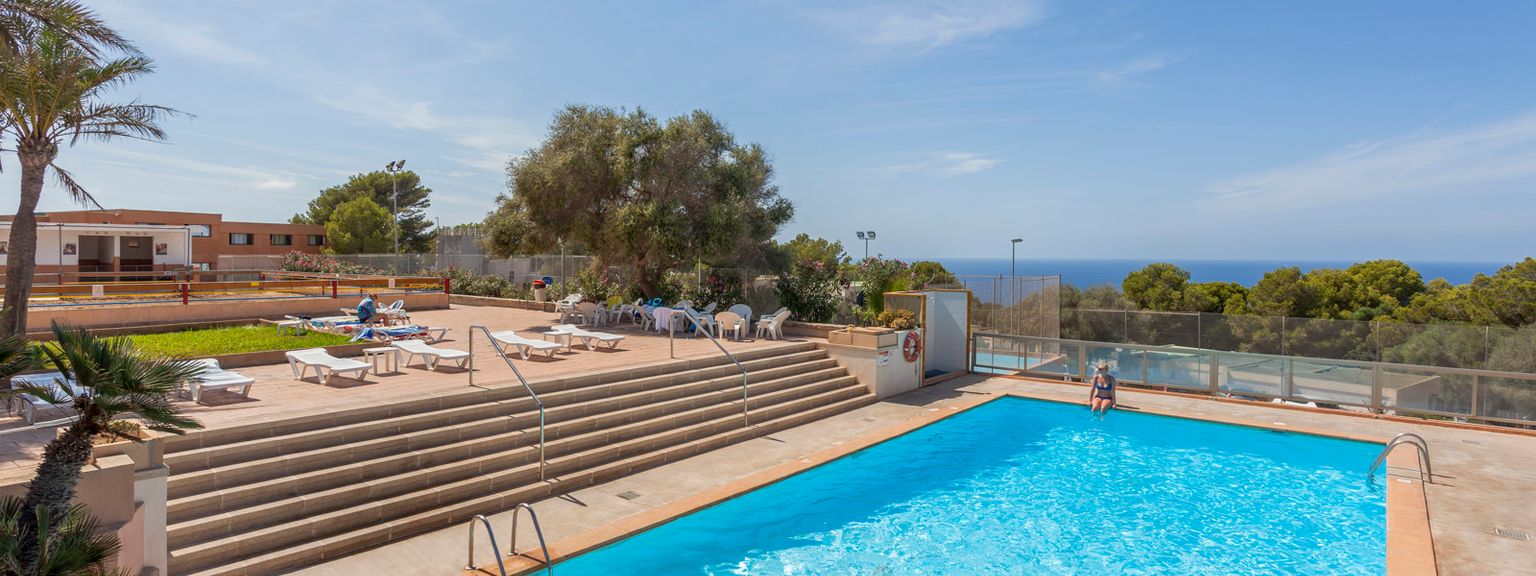 en gruppe mennesker svømmer i en stor swimmingpool