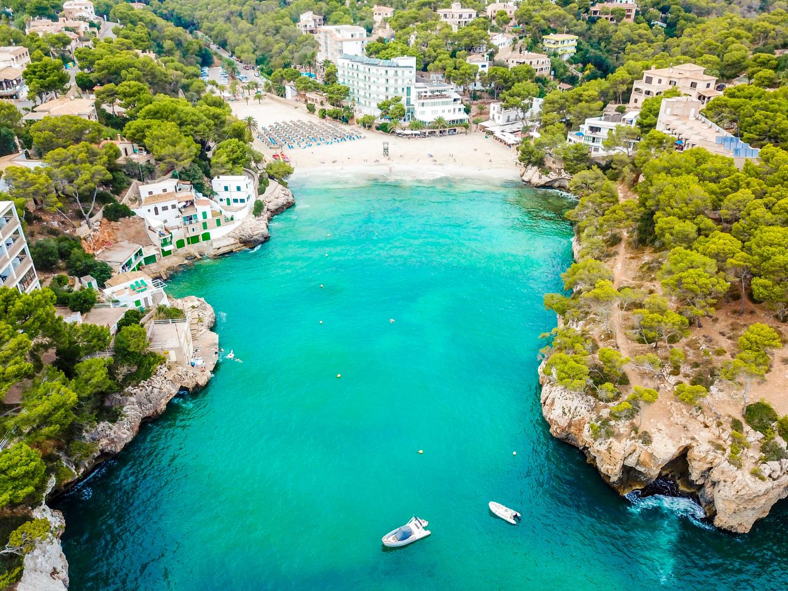 en luftvisning af en lille bugt med en båd i vandet