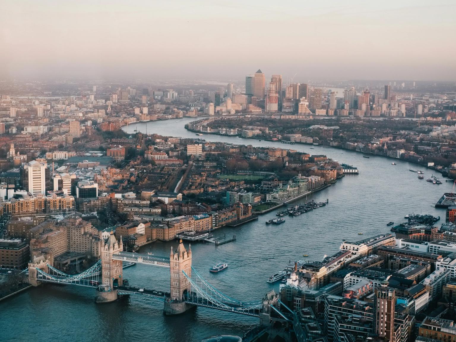 et luftfoto av byen London med Tower Bridge i forgrunnen.