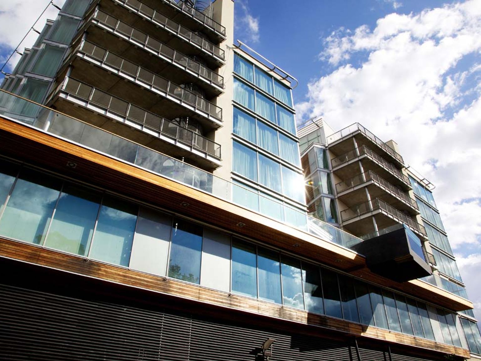 ein hohes Gebäude mit vielen Fenstern und Balkonen