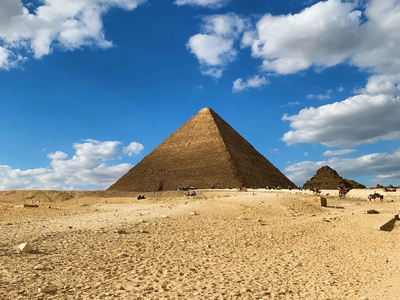 en stor pyramide sidder i midten af en ørken