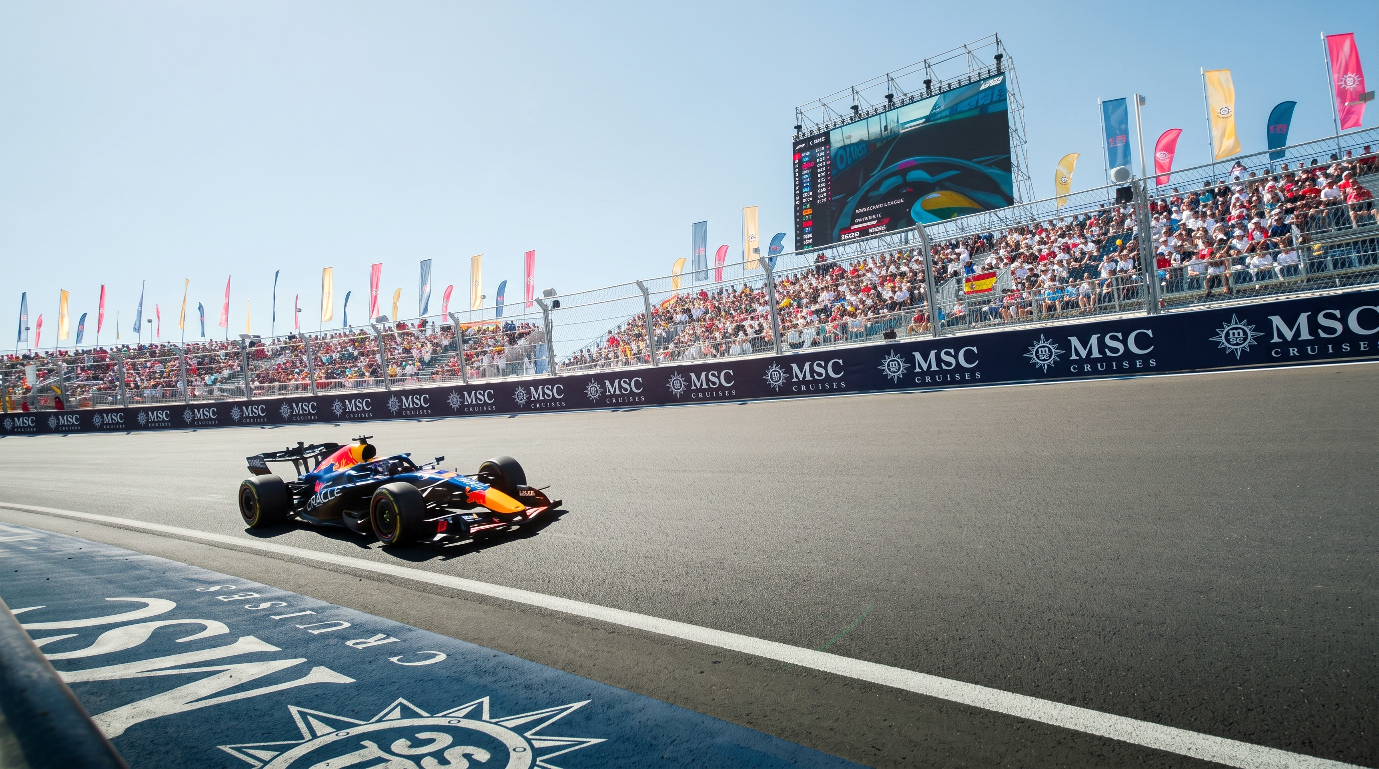 Une voiture de Formule 1 sur un circuit, avec des tribunes remplies de spectateurs et des banderoles MSC Cruises sous un ciel ensoleillé.
