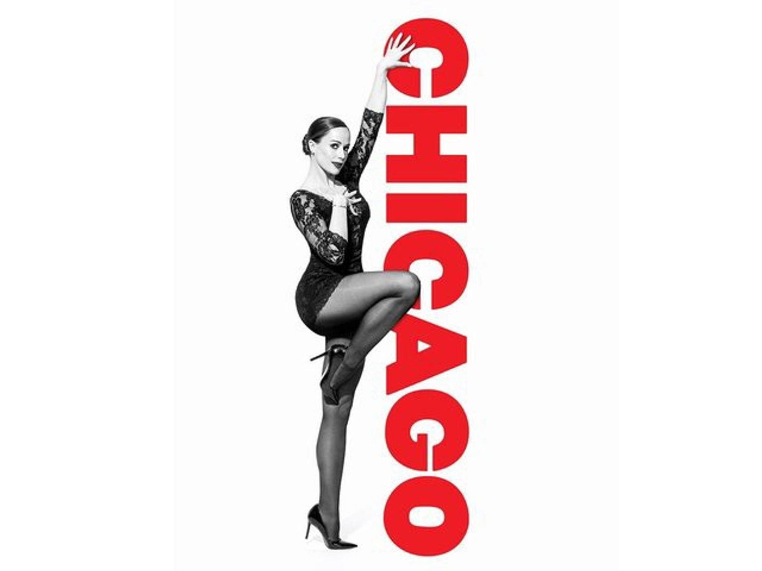 Schwarz-weiß-Bild einer Frau in einem schwarzen Kleid und High Heels, die neben einem vertikalen roten "CHICAGO"-Schriftzug posiert, wobei ihre Hand den Buchstaben "C" berührt und ihr Knie auf dem "A" ruht.