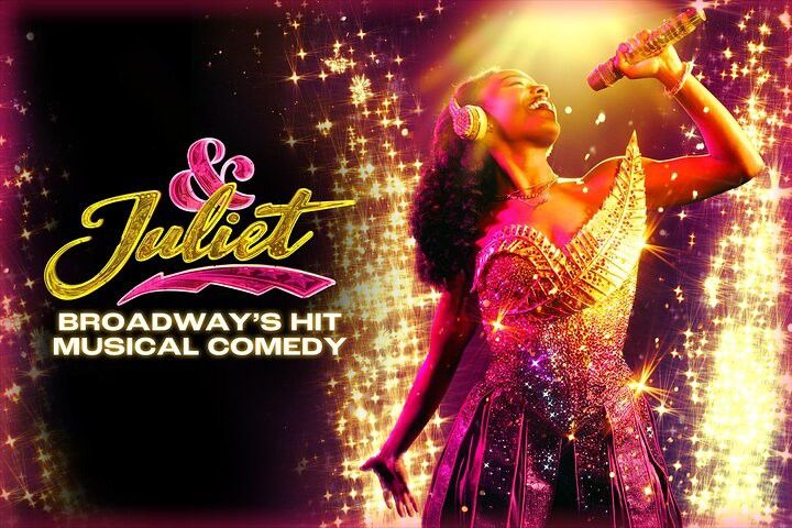 Plakat für das Broadway-Musical „& Juliet“, das eine Sängerin in einem funkelnden Kleid mit einem Mikrofon vor einem glitzernden Hintergrund zeigt.