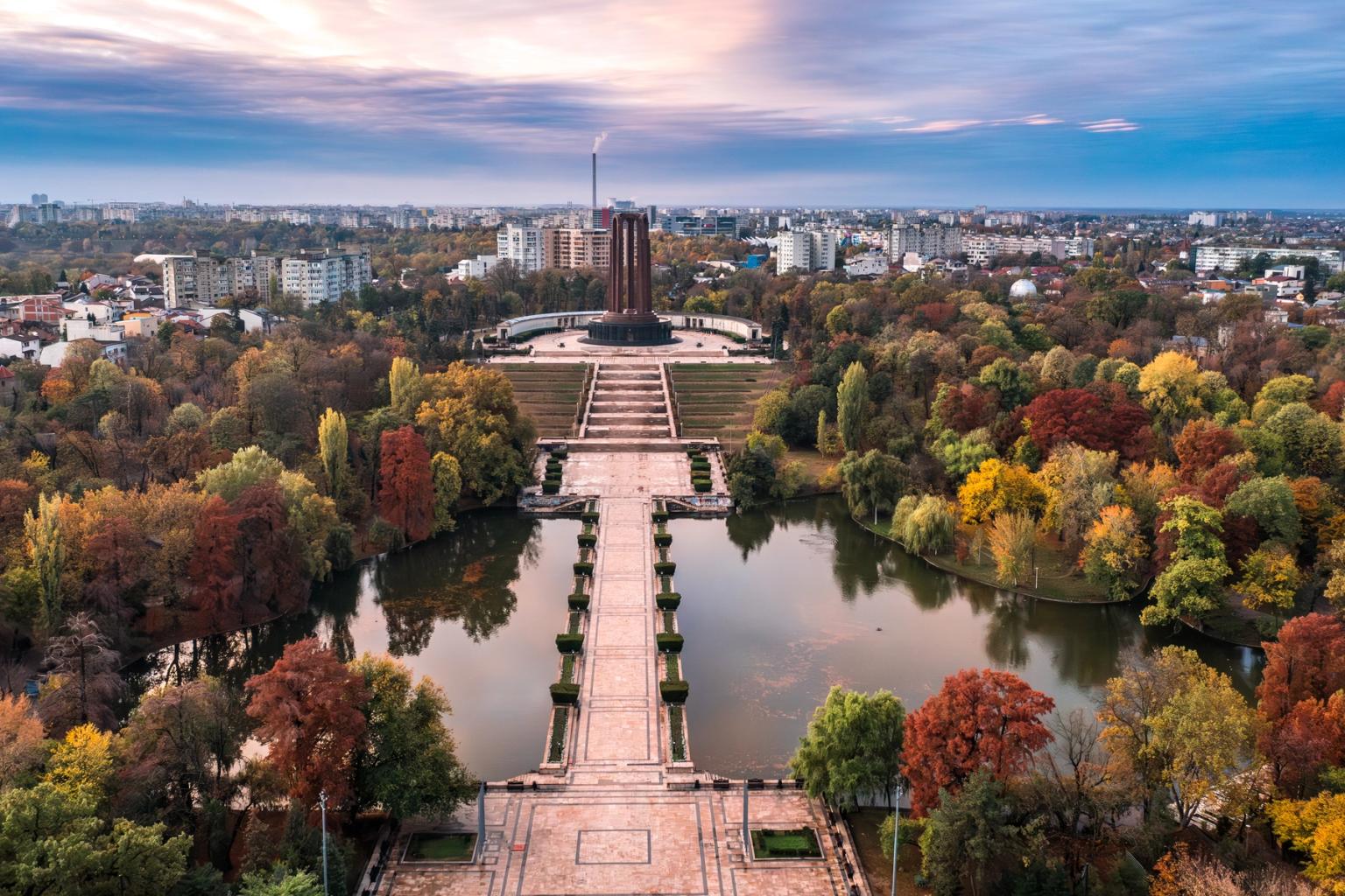 en luftvisning af en park med en sø og træer om efteråret