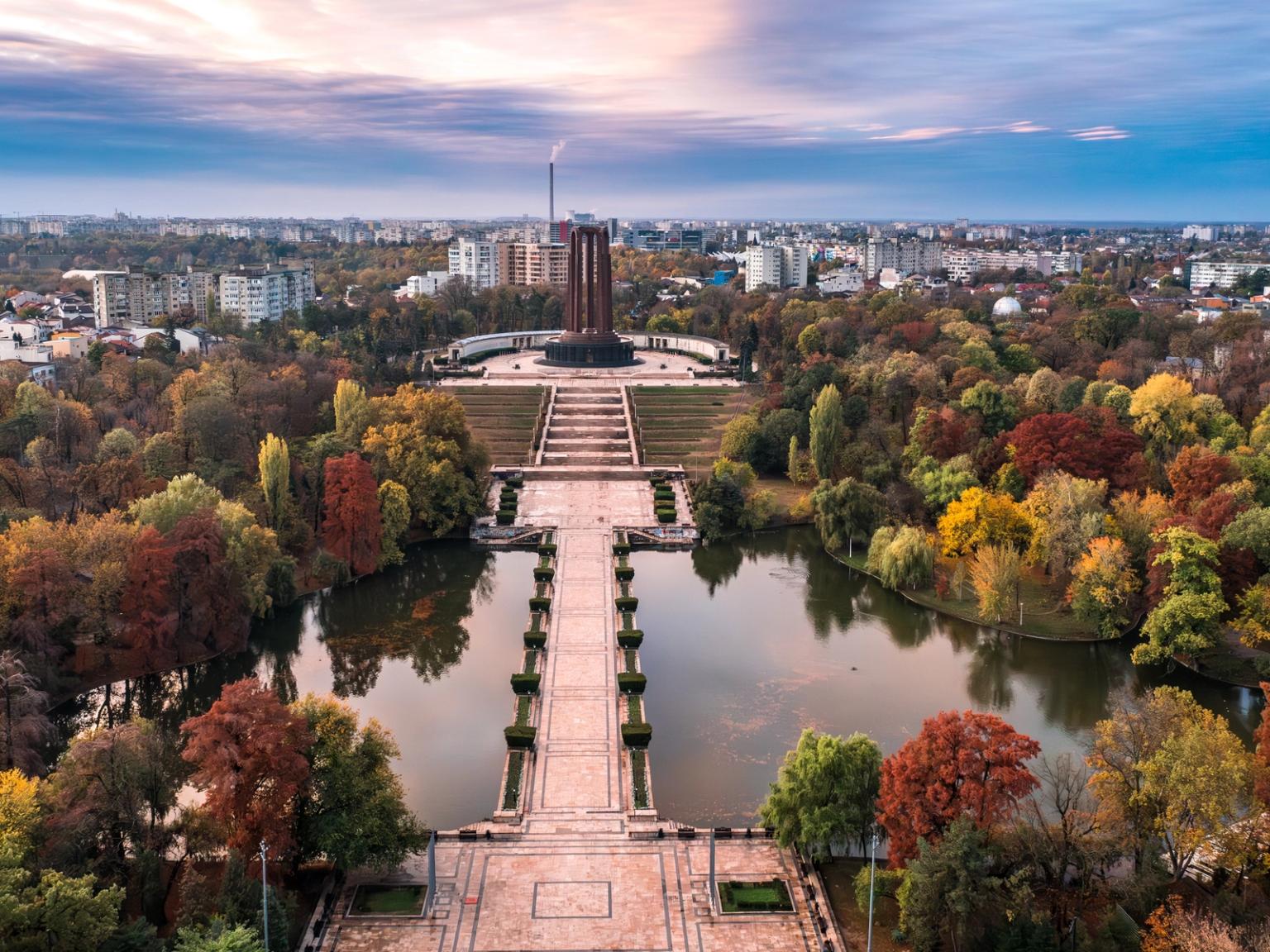 en flygvy över en park med en sjö och träd på hösten