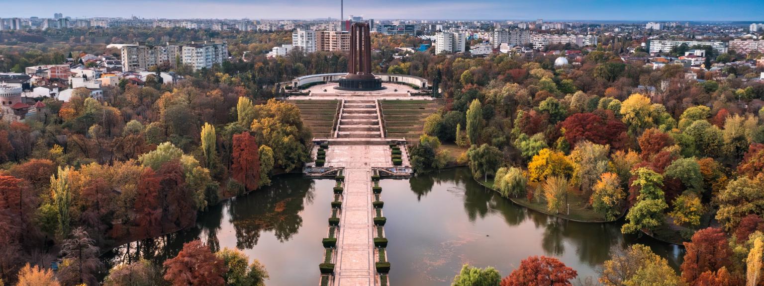 en flygvy över en park med en sjö och träd på hösten