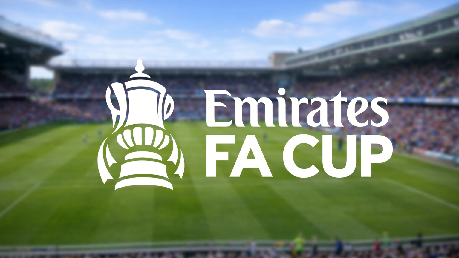 Logotipo de Emirates FA CUP y texto sobre un estadio de fútbol borroso.