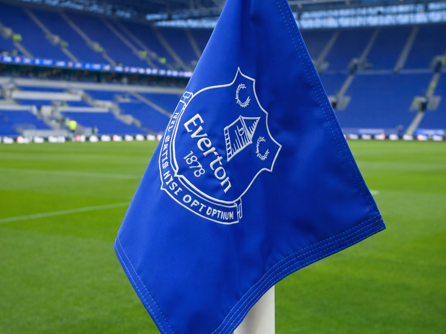 Een blauwe Everton FC hoekvlag in een voetbalstadion.