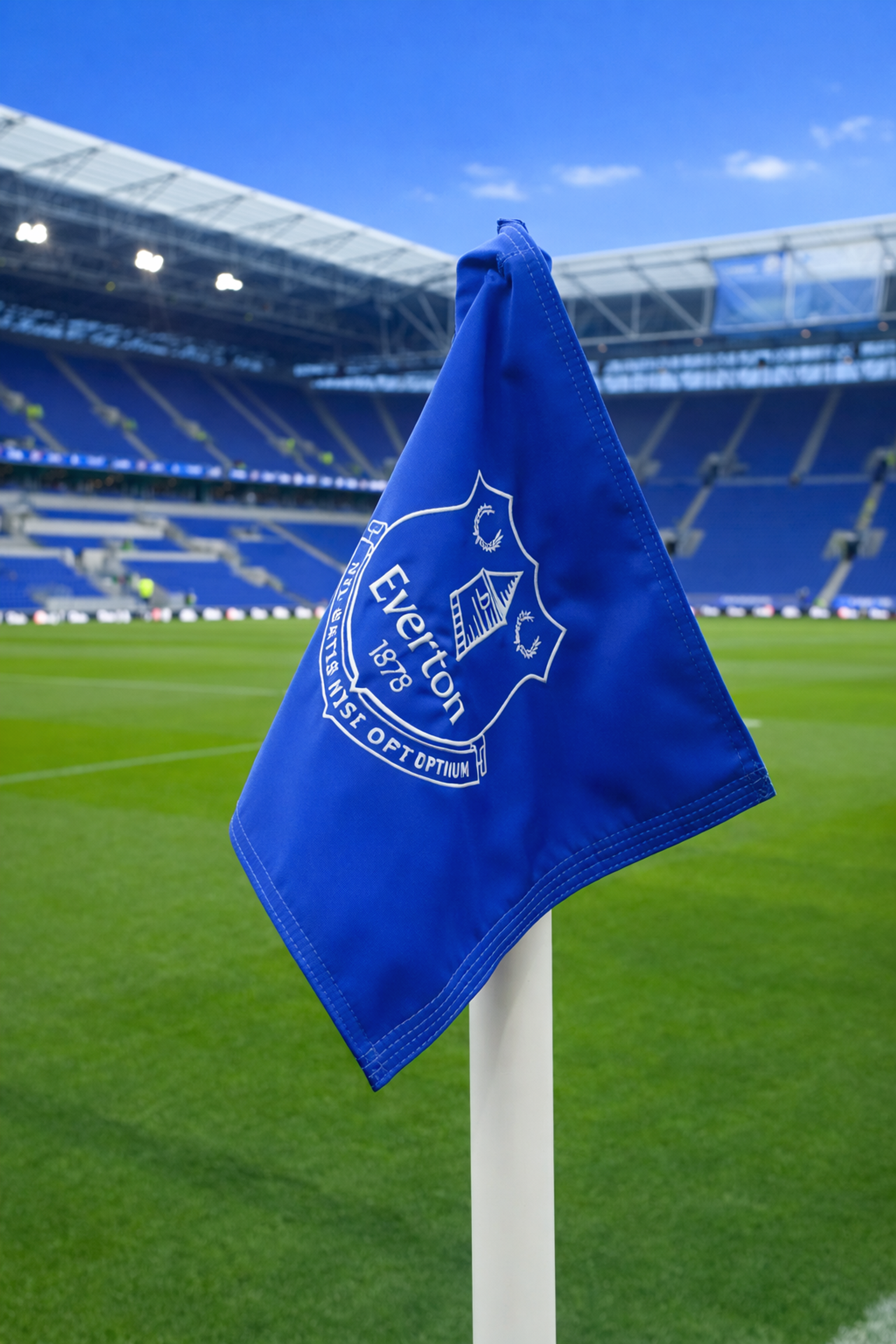 Een blauwe Everton FC hoekvlag in een voetbalstadion.