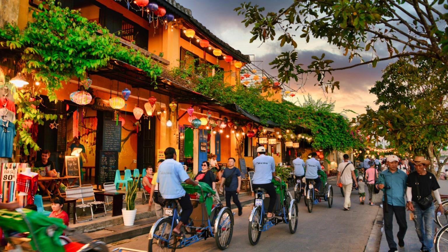 ryhmä ihmisiä ajaa polkupyörillä kadulla