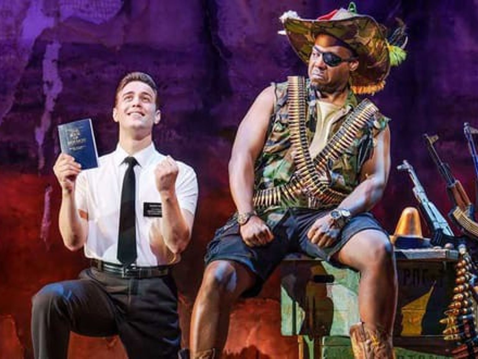 En smilende mormonmisjonær kneler med en Mormons bok ved siden av en strengt utseende mann i militærutstyr, med øyelapp og patronbelter, omgitt av våpen.