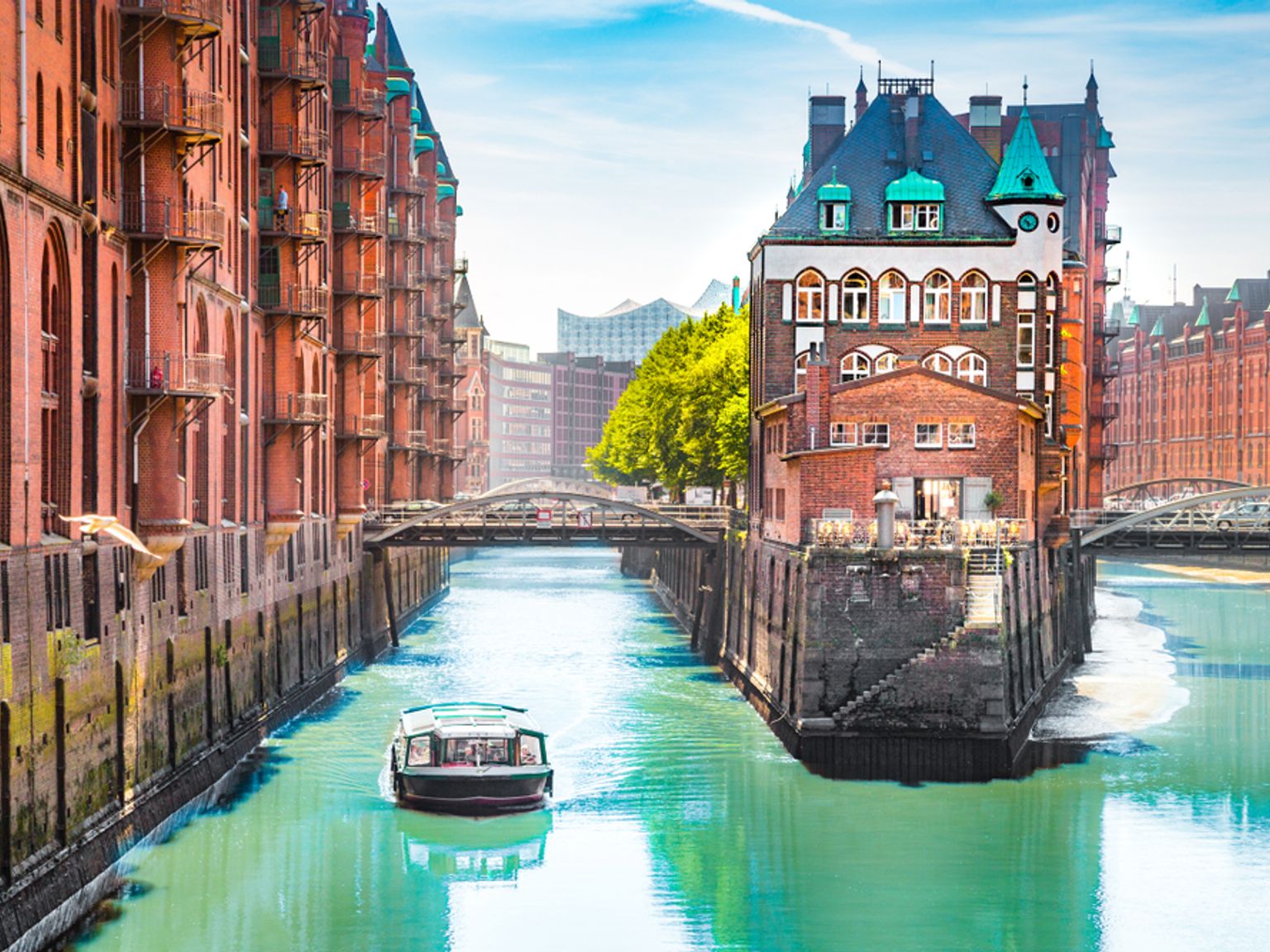 en båt flyter på en flod i en stad. Hamburg