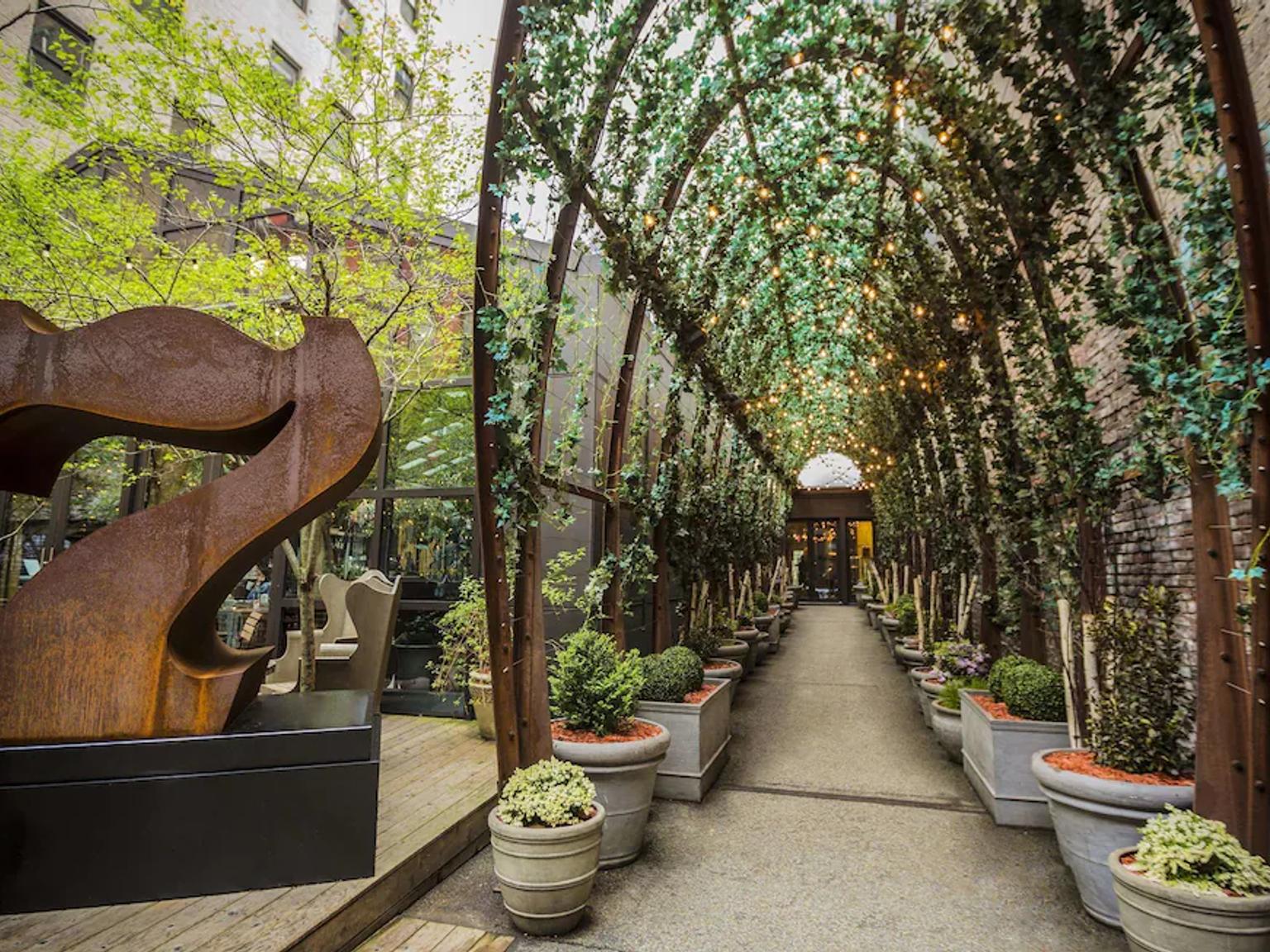 det finns en skulptur i mitten av trädgården