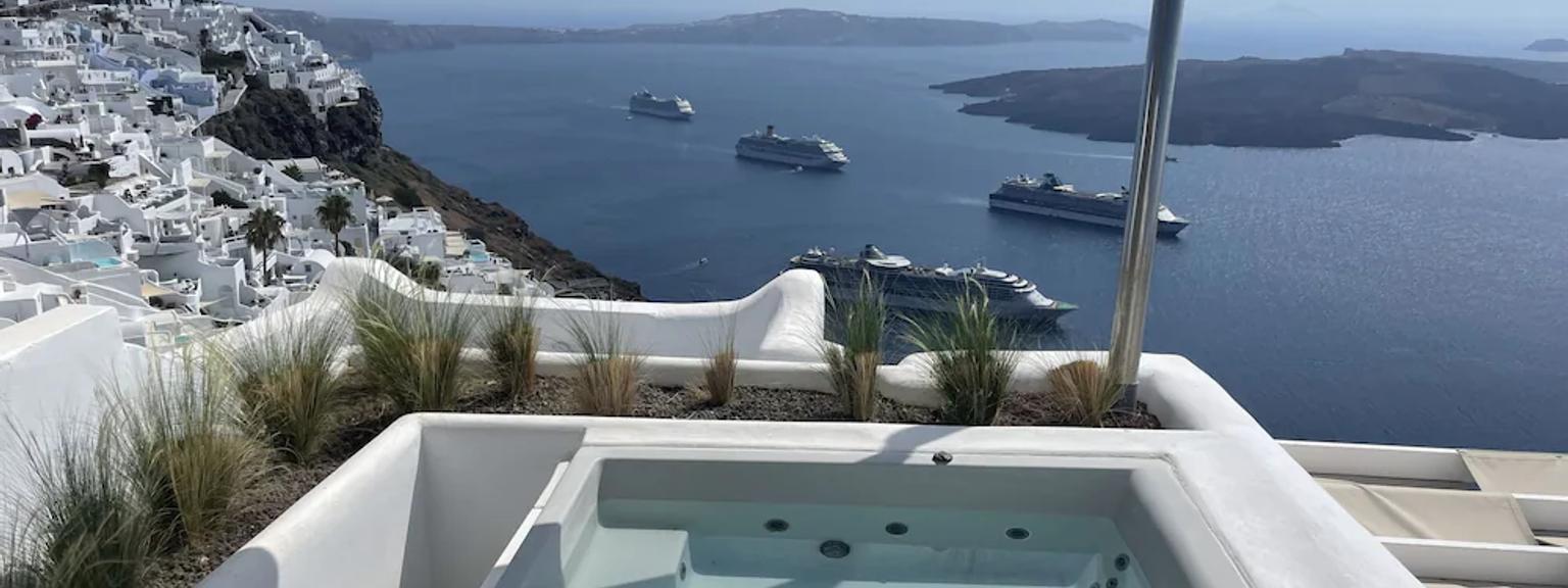 det er et boblebad på taket av en bygning med utsikt over havet.