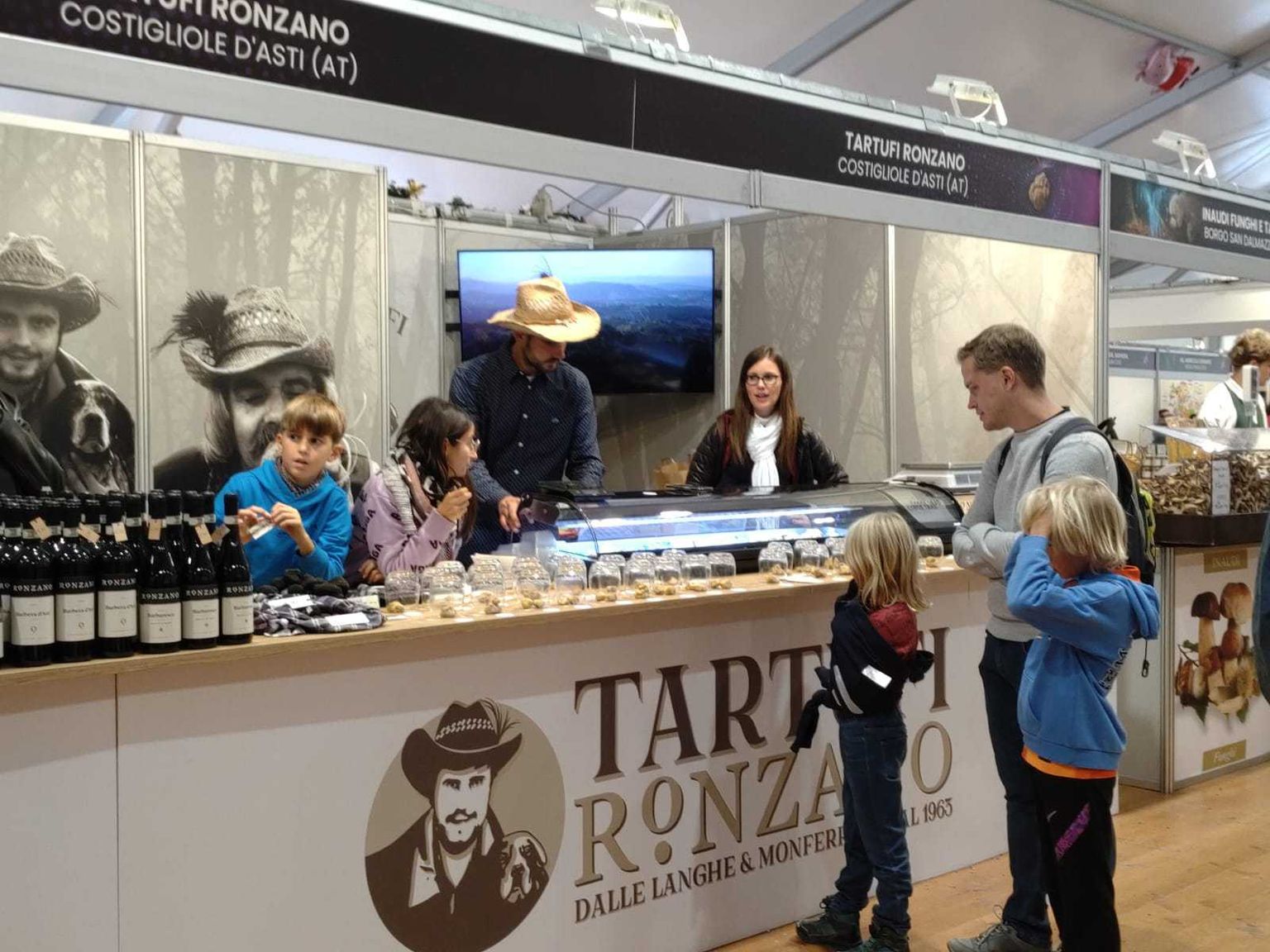 en grupp människor står runt en disk på en matfestival