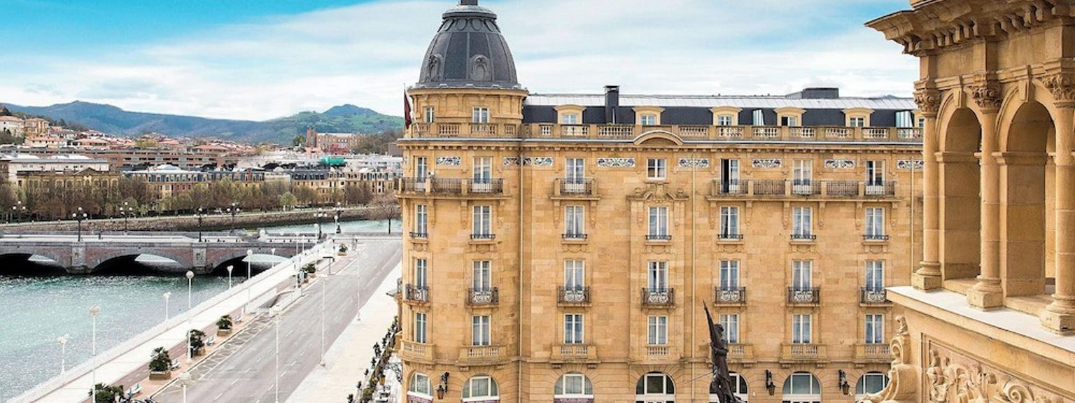 en flygvy av en stor byggnad bredvid en vattenmassa