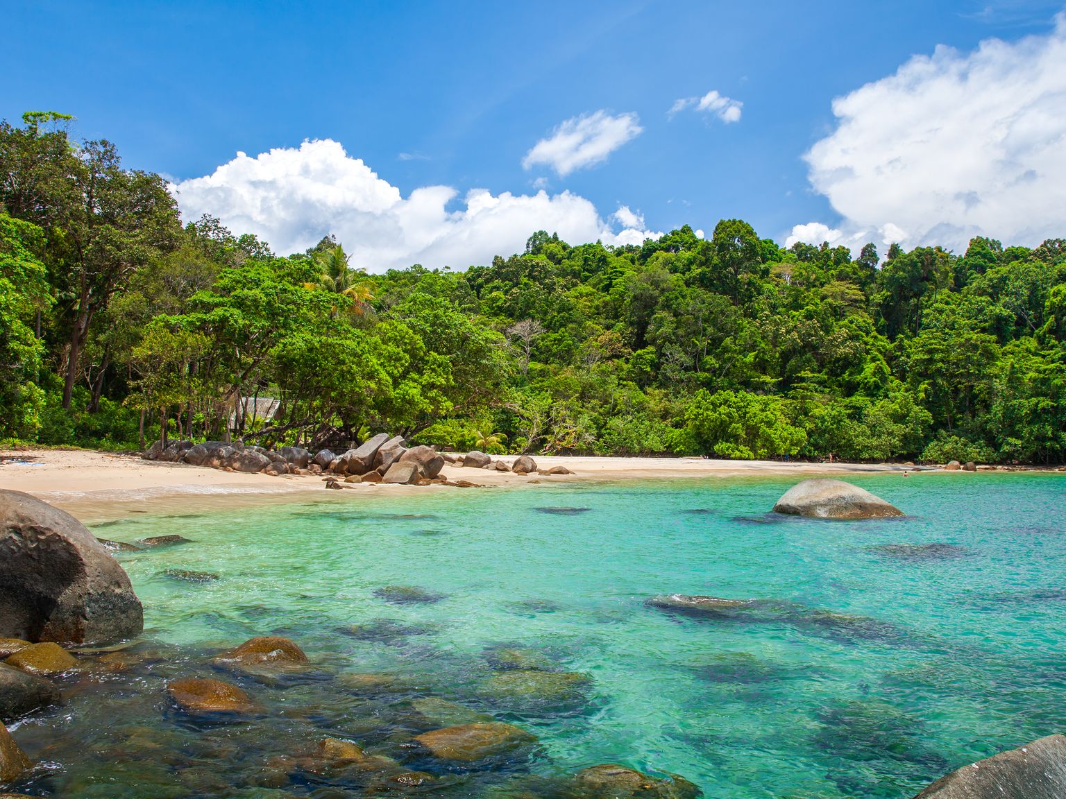 det er en stor stein i midten av havet