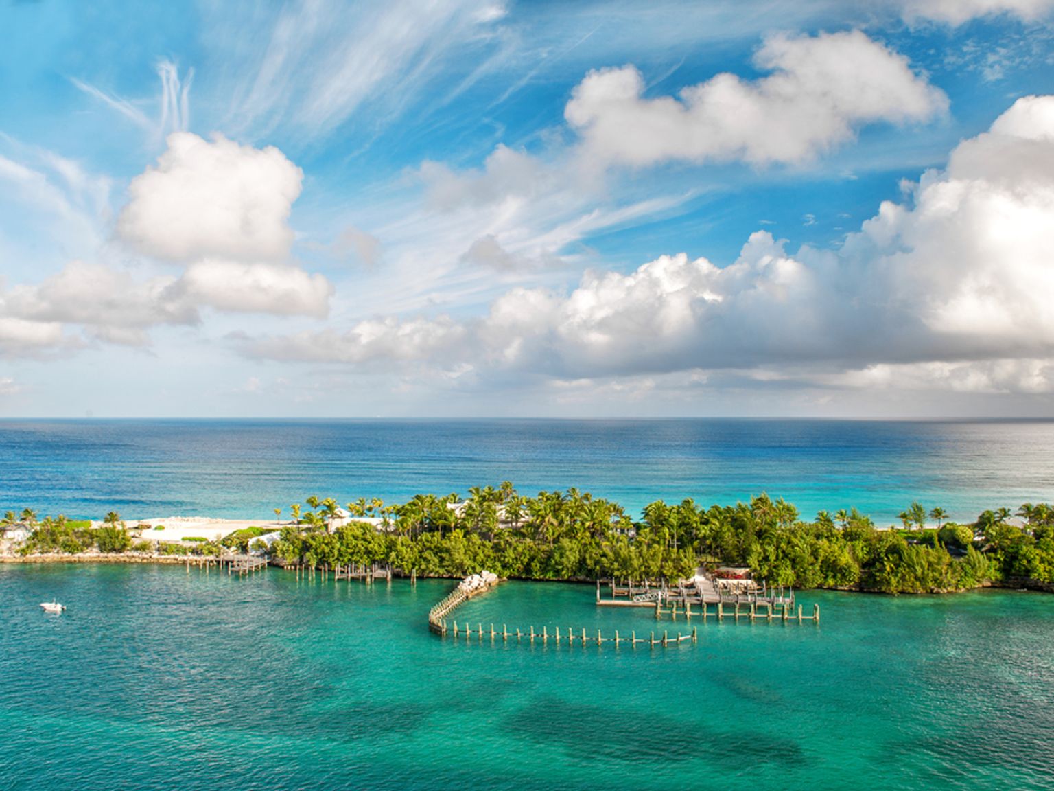 en flygvy av en liten ö mitt i havet