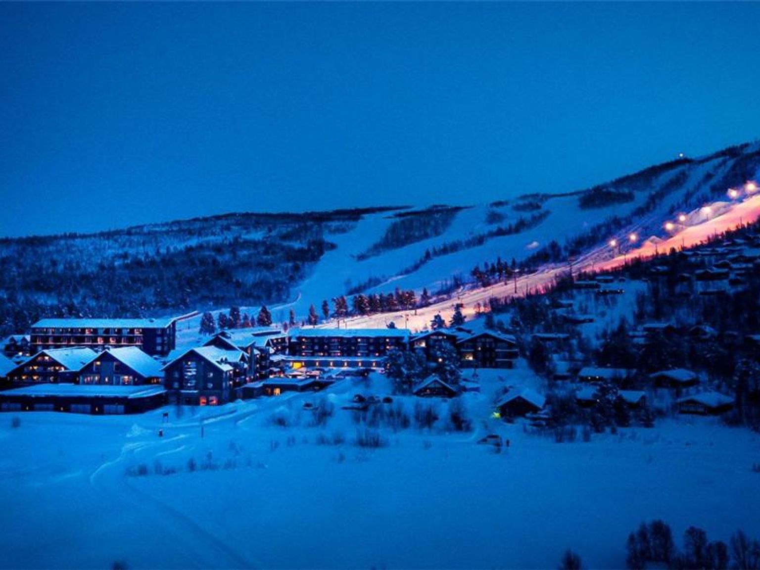 et luftfoto af et skisportssted om natten