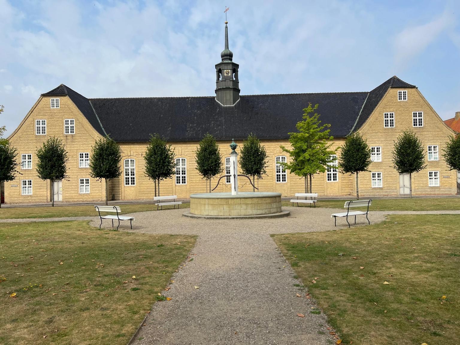 en stor byggnad med en fontän framför den