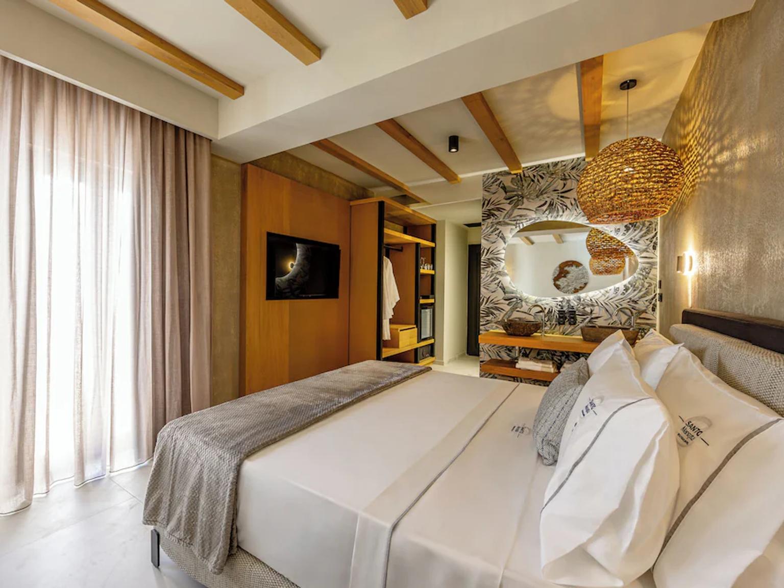 der er en stor seng midt i rummet.