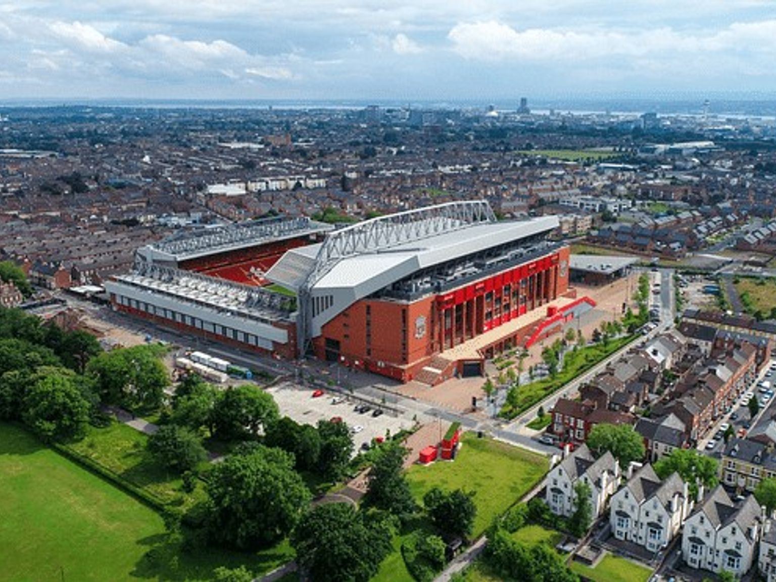 eine Luftaufnahme eines Fußballstadions mitten in einer Stadt