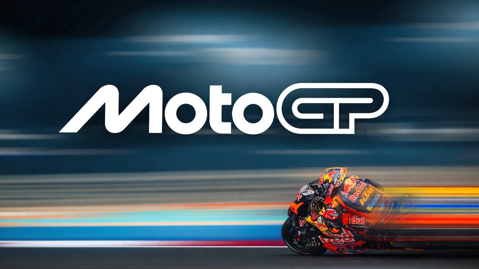 Logotipo de MotoGP sobre un piloto de motociclismo que corre a gran velocidad en una pista con desenfoque de movimiento.