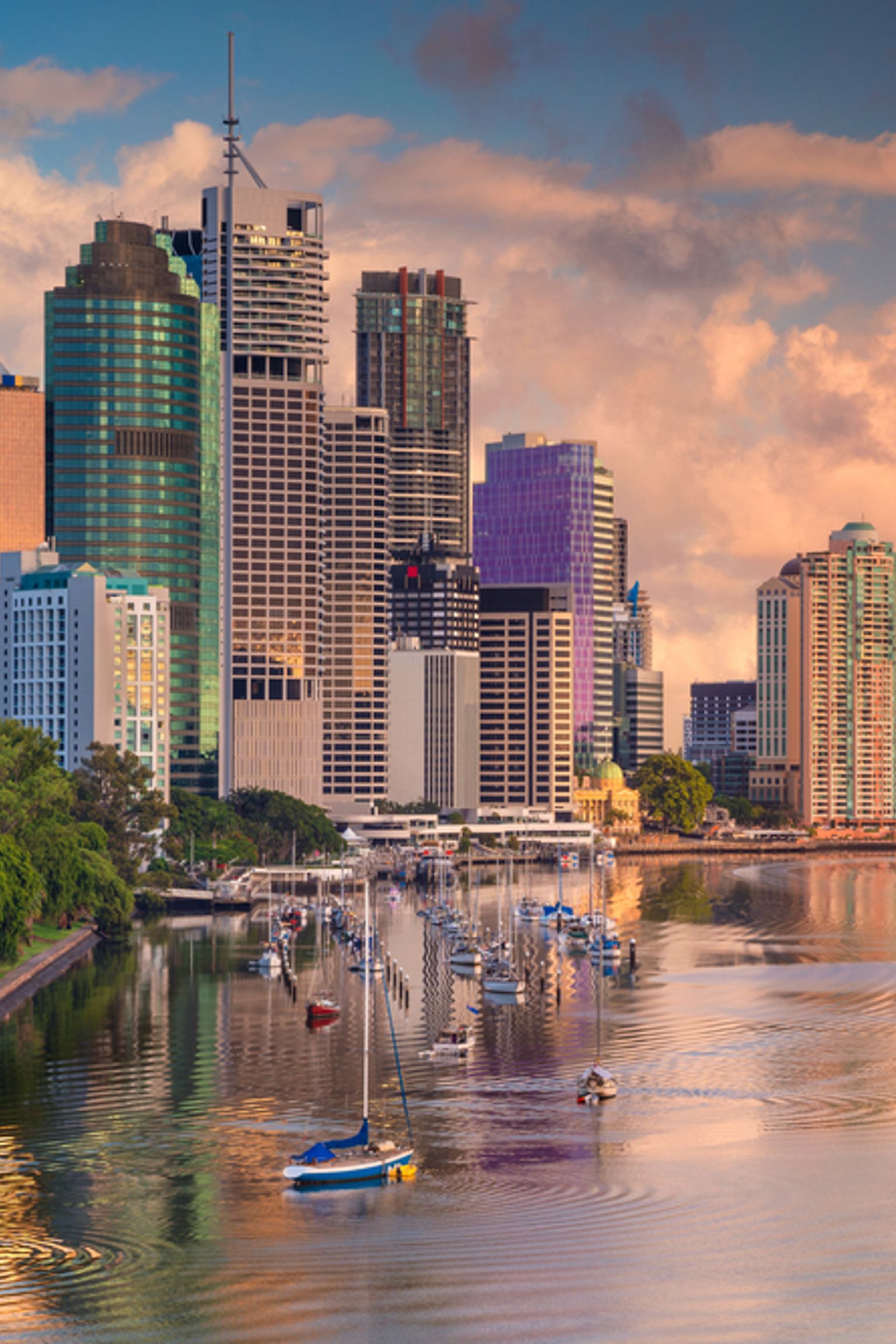 en stadssilhuett med båtar i vattnet framför den, Brisbane