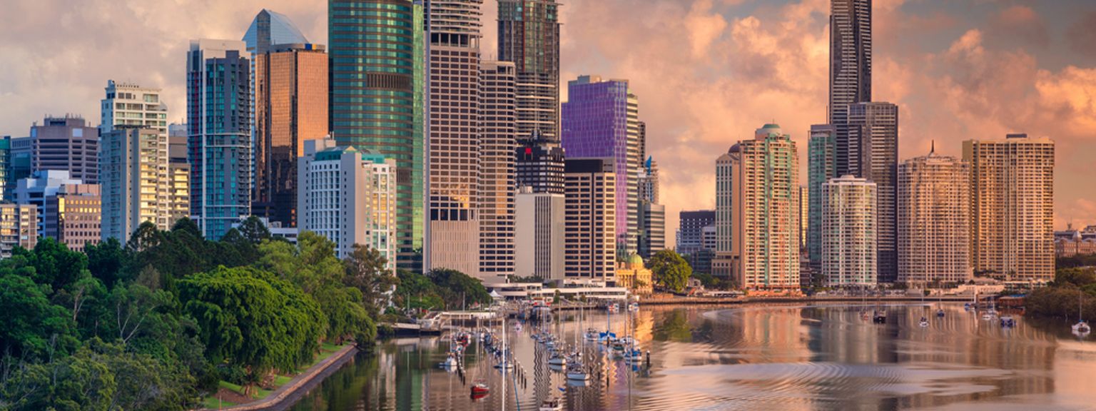 en stadssilhuett med båtar i vattnet framför den, Brisbane