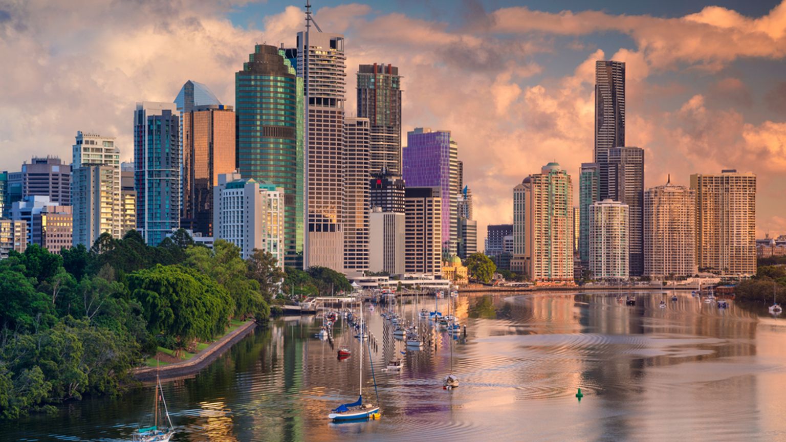en bysilhuet med både i vandet foran den, Brisbane